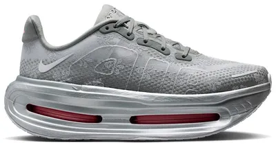 Image de Nike Vomero Premium QS, motif Fleur-de-lys, couleur Gris Geyser (pour femmes) - Pointure EU 37,5