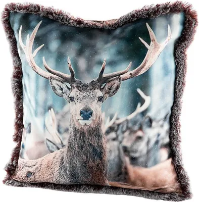 Produktbild von Gilde Kissen Hirsche im Winter braun/grün, Rückseite braun aus Samt mit Plüschrand, Bezug und Füllung 100% Polyester, Handwäsche H: 45 cm B: 45 cm 44098