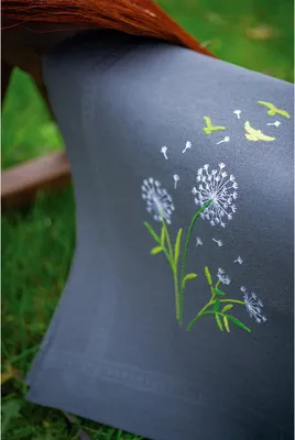 Produktbild von Vervaco Tischdecke Plattstich Set "Blumenflaum", Stickbild vorgezeichnet, 80x80cm