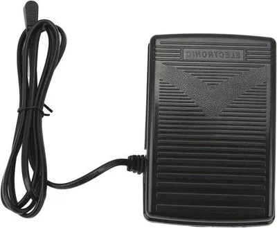 Image de Pédale en plastique noir avec câble pour machine à coudre, modèle 5400 XL-400 - Pédale avec câble d'alimentation pour machine à coudre