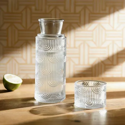 Zdjęcie produktu dla Elegancka szklana dzbanka z pokrywką, pojemność 630 ml, idealna do wody i soków