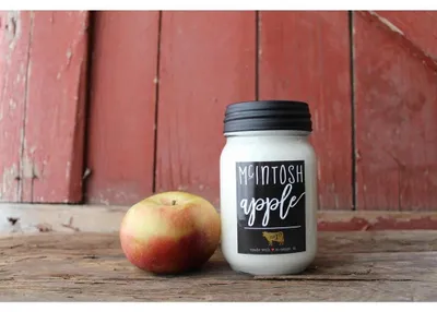 Produktbild von MILKHOUSE Kerze McIntosh Apfel, Duftkerze im Glas (368 g)
