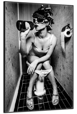 Produktbild von Wallario Wandbild Kloparty - Sexy Frau auf Toilette mit Weinflasche, Größe: 61 x 91,50 cm, Poster mit schwarzem Aluminiumrahmen