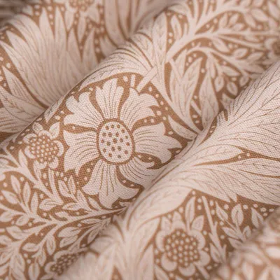 Imagen del producto de Tela de algodón con estampado floral, color taupe, 138 cm de ancho, certificado