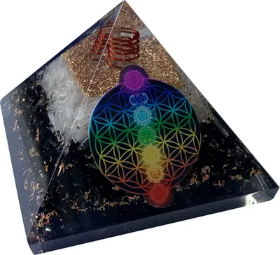 Produktbild von CHONIT Orgonit Pyramide, Chakra-Mix schwarz mit Symbol Blume des Lebens, EMF-Schutz gegen Strahlung, klein mit Bergkristall als Deko für zu Hause