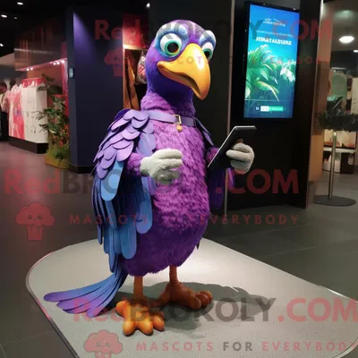Produktbild von Maskottchenfigur REDBROKOLY eines lila Papageis mit Wickelrock und Geldbörse