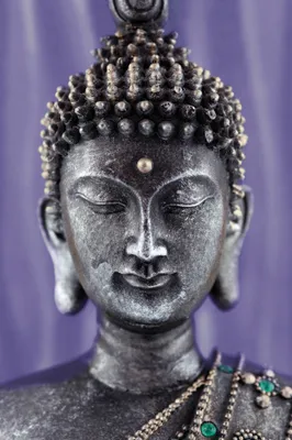 Produktbild von Buddhismus Kunstdruck Bild - Buddha Statue Violett (120 x 80 cm)
