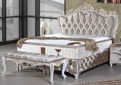 Produktbild von Casa Padrino Barock Doppelbett Silber / Weiß / Gold - Samt Bett mit Glitzersteinen und Matratze - Schlafzimmer Möbel im Barockstil