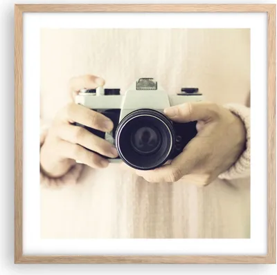 Produktbild von Gerahmtes Poster - Rahmen in heller Eiche - Die Kamera Retro Fotografie - 50x50 cm - Wand Bild - Wanddeko - Wandbilder - Kunstposter - Wandposter - Bilderrahmen - Bilder - Kunstdruck - P2NAC50x50-4930