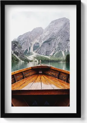 Produktbild von Boot auf einem Bergsee– Wandbild mit Rahmen – Gerahmtes Bild  – Wanddekoration – 40x60 cm –  Schwarz