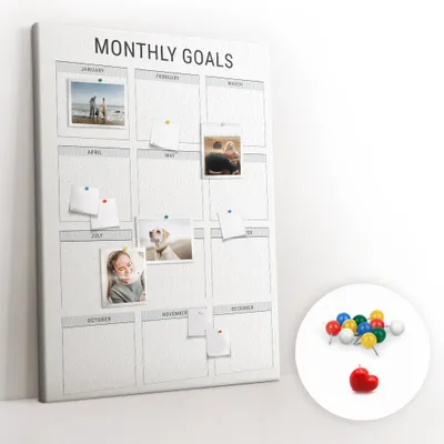 Produktbild von Korkwand mit Stecknadeln – Pinnwand mit Stecknadeln für Fotos und Notizen – 100x140 cm – 100 farbige Stecknadeln – Monatsziele