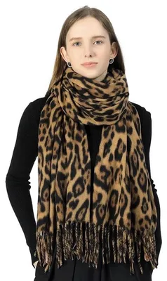 Zdjęcie produktu dla Szalik damski w leopardzi wzór z frędzlami, wykonany z poliestru, ciepły, idealny na jesień i zimę
