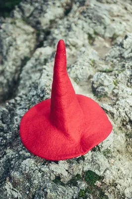 Produktbild von Handgemachter roter Kinder Hexenhut "Dolores" aus weichem Wollfilz, max. 50/52 cm Kopfumfang