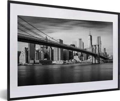 Produktbild von MuchoWow® MuchoWow® Gerahmtes Poster Architektur - New York - Brooklyn Bridge - Wasser - Schwarz und weiß 60x40 cm - Poster mit zchwarzem Bilderrahmen - Schlafzimmer - Plakat in Rahmen - Drucken