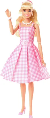 Image de Poupée de collection Barbie pour le long métrage, Margot Robbie en Barbie. Poupée de collection en robe à carreaux rose et blanche avec collier de marguerites
