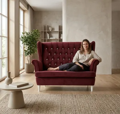 Produktbild von 2-Sitzer Sofa GAJA1 Royal – gesteppt, Velours in Bordeaux, Family Meble, KI-generiertes Bild