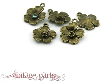 Produktbild von Vintageparts Anhänger Blüte mit Strass-Fassung Metalllegierung antik Bronze 20 mm, 8 Stück