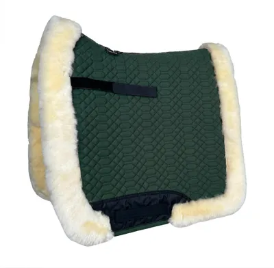 Produktbild von Engel Reitsport Lammfell Schabracke SCHABRA3 Fellrand rundherum Fell unten komplett Grün Med./Natur D (Dressur)