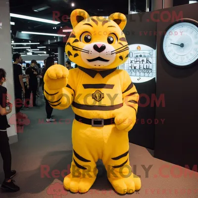 Produktbild von Maskottchenkostüm REDBROKOLY eines gelben Tigers mit Empire-Kleid und Digitaluhren