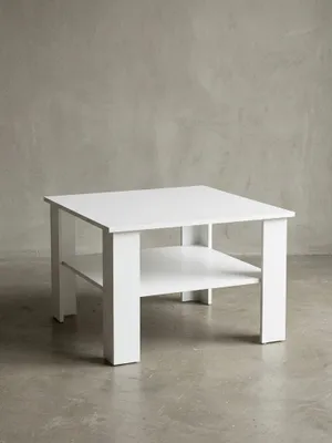 Weißer Couchtisch mit Ablage in der Frontansicht. Der kompakte Kaffeetisch misst 60x42x60 cm und überzeugt durch sein minimalistisches Design mit vier stabilen, flachen Beinen._#sku_SAFWL5.834#
