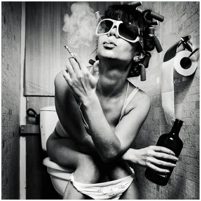 Produktbild von Wallario Memoboard Magnettafel aus Glas, Größe 50 x 50 cm, Motiv Kloparty - Sexy Frau auf Toilette mit Zigarette und Schnaps