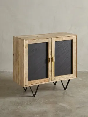 Frontansicht der Kommode 80x35cm aus Mango Massivholz mit zwei Türen in Stein-Optik, isoliert auf weißem Hintergrund, zeigt das klare, moderne Design und die robusten Beine._#sku_BARWL6.583#