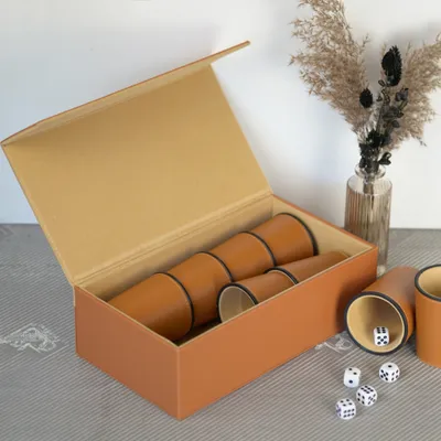 Produktbild von Würfelkoffer braun mit Gravur Transportkoffer mit Würfelbecher Würfelset 8 Becher 40 Würfel