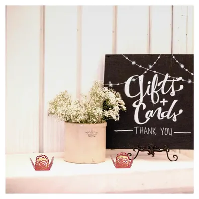 Produktbild von 50 Stück Papierförmchen für Schokoladenpralinen Hohle Muffinbecher mit Aussparungen Rot für Hochzeiten und Dessertdekoration