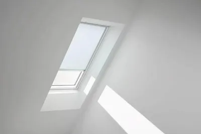 Produktbild von VELUX Rollo uni himmelblau mit Alu- Rahmen solarFSC RSL P08 4166K