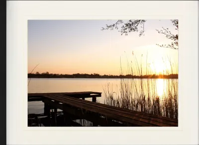 Produktbild von Laufbrücken Gerahmtes Bild Mit Edlem Passepartout | Wand-Bilder | Im Bilderrahmen - Bootssteg Am See Bei Sonnenaufang (60 x 80 cm)