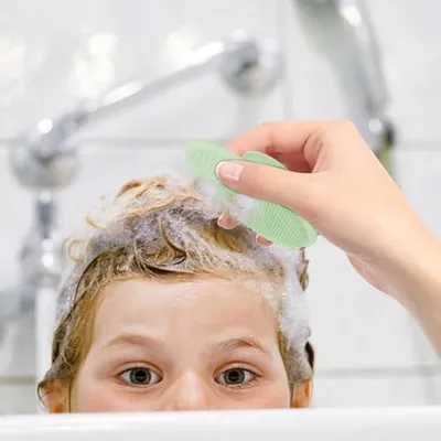 Produktbild von Silikon-Shampoobürste für Babys – 6 cm große Massagebürste für die Kopfhaut aus weichem Silikon für geborene und Kleinkinder | Sanfte Haarwäsche nach der Stunde