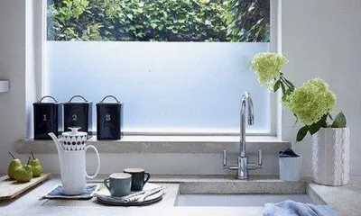 Imagen del producto de Película adhesiva para ventanas y paredes de vidrio Unyqoos®, efecto vidrio esmerilado, opaca, de 58 x 200 cm, incluye protector de pantalla