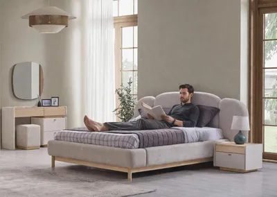 Produktbild von Minimalistischer Sitzpouf aus weichem Stoff im modernen Design