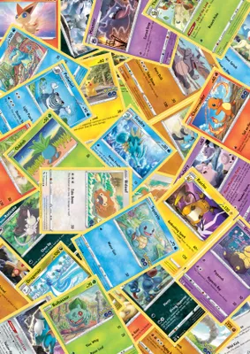Produktbild von 100 Pokemon Karten Englisch Original – Sammelkarten Set mit 80 Pokemon, 10 Trainer, 10 Energie + BenjiCards Karte – Geschenk für Kinder & Sammler