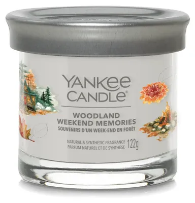 Imagen del producto de Yankee Candle, fragancia "Woodland Weekend Memories", forma redonda, color blanco, notas de: cena, bergamota, coco, jazmín, mecha de color naranja, pera, sándalo, vainilla. Duración: 30 horas. Cantidad: 1 unidad