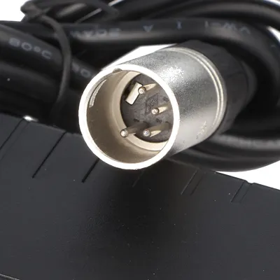 Image de Chargeur Giant Twist pour la batterie du vélo électrique XLR 4 pôles 26V, tension de fin de charge 29.4V courant de charge 2A