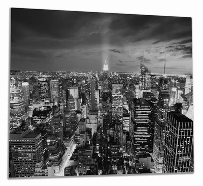 Produktbild von Wallario Herdabdeckplatte aus Glas, Größe 60 x 52 cm 1-teilig, Motiv New York bei Nacht - Panoramablick über die Stadt - schwarzweiß