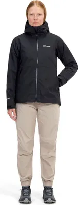 Dame trägt die wasserdichte Bramblfell Gemini Gore-Tex Jacke von Berghaus; kombiniert mit beigen Hosen und Schuhen.