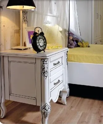Immagine prodotto di Elegante comodino in legno bianco in stile moderno