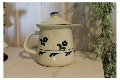 Produktbild von Milchkännchen aus Emaille mit Deckel