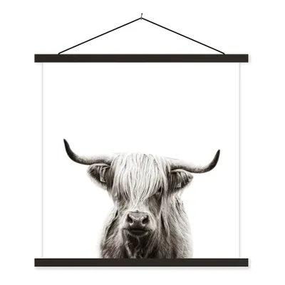 Produktbild von MuchoWow® Textilposter Porträt Schottischer Highlander - Schottische Kuh - Schwarz und weiß 120x120 cm mit schwarzem Rahmen - Aufhängungsset