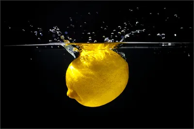 Produktbild von Wallario selbstklebendes Poster - Zitrone im Wasser - Frisches Obst für die Küche, Größe: 61 x 91,50 cm