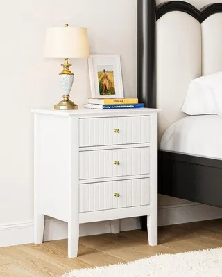 Zdjęcie produktu dla Uniqoos® Biały stolik nocny z 3 szufladami – 45 x 33 x 61 cm, wykonany z drewna, z złotymi uchwytami, z regulowanymi nóżkami, kompaktowy, idealny do sypialni i salonu