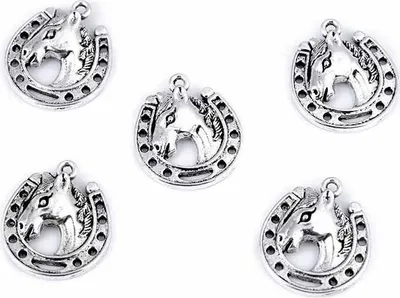 Obrázok produktu pre Kovový prívesok kôň s podkovou 18x21mm - 5 ks
