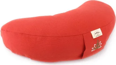 A red crescent-shaped cushion, likely for meditation or yoga, is shown against a white background. A small label with a logo and a leaf design is attached to the side.