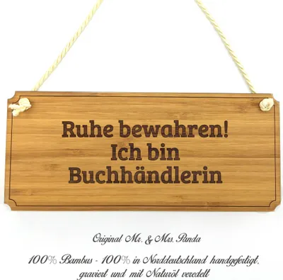 Produktbild von Mr. & Mrs. Panda Schild Buchhändlerin - Geschenk, wandtafel, Holzschild, Geschenkidee, Werbeschild, Shabby, Landhaus, Türschild, Beruf, Graviert, Rente, Hinweisschild
