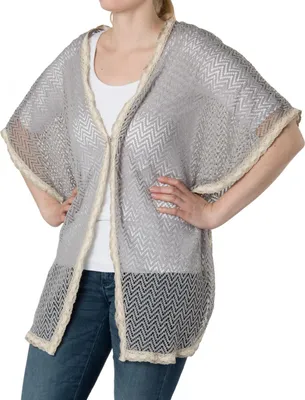 Produktbild von styleBREAKER Poncho in Häkeloptik mit Armausschnitten, Haken Verschluss, Borte, Sommer Weste, Damen 08010024