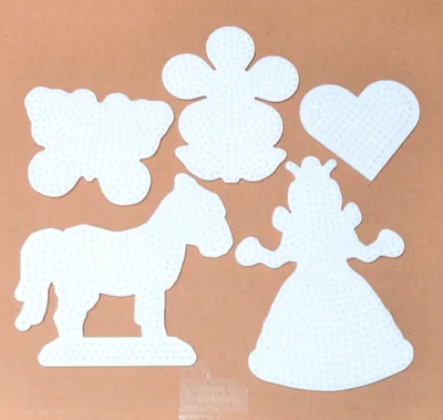 Produktbild von Midi Stiftplatten Set 7 - für Midi Bügelperlen + 100 Bunte Bügelperlen + Bügelanleitung im Blister Beutel