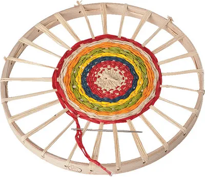 Produktbild von Rundwebrahmen Ø 21 cm aus Holz mit Webnadel und Anleitung für Bast und Wolle