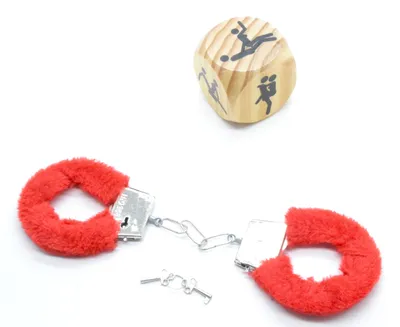 Imagen del producto de Grilletes metálicos con forro de felpa, tamaño XXL, 6 cm. Accesorios de disfraz para policías y personal de cuidado